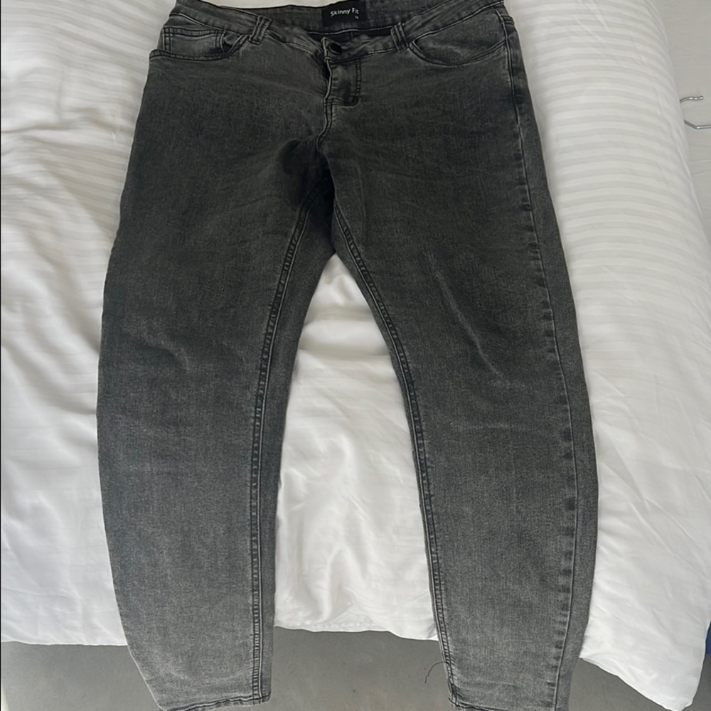 Gray Skinny Jeans with Tapered Fit and Faded Look